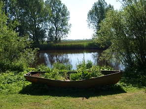 Ein auf dem Boden liegendes Boot mit der Oste im Hintergrund&nbsp;&copy;&nbsp;Samtgemeinde Oldendorf-Himmelpforten / Bube