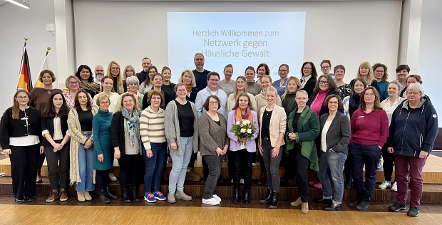 Gruppenfoto Netzwerk gegen häusliche Gewalt Gruppenfoto Netzwerk gegen häusliche Gewalt © Landkreis Stade / Nina Dede