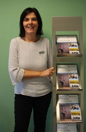 Frau Hintelmann präsentiert hilfreiche Broschüre für Senioren&nbsp;&copy;&nbsp;Samtgemeinde Oldendorf-Himmelpforten