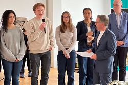 Landrat Kai Seefried im Gespräch mit Schülerinnen und Schülern des Stader Vincent-Lübeck-Gymnasiums. Landrat Kai Seefried im Gespräch mit Schülerinnen und Schülern des Stader Vincent-Lübeck-Gymnasiums.