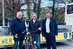 Sie geben den Startschuss (von links): Amtsleiter Kai-Ulrich Baak, Landrat Kai Seefried und Erster Kreisrat Thorsten Heinze. Sie geben den Startschuss (von links): Amtsleiter Kai-Ulrich Baak, Landrat Kai Seefried und Erster Kreisrat Thorsten Heinze.